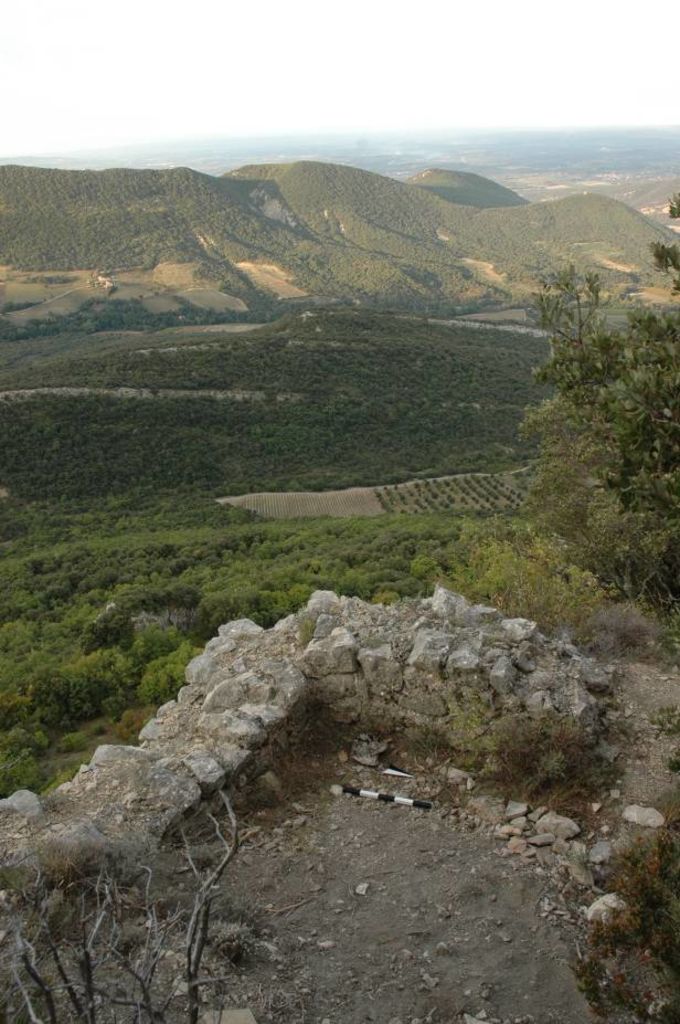 Fig. 18: Angle du mur (pièce, tour?) sur l’arête sud du plateau sommital (photo: S. G. Schmid)