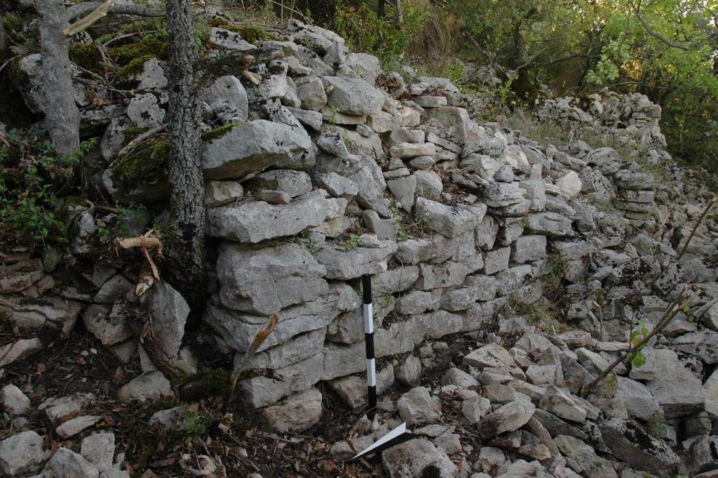 Fig. 25: Mur inférieure de la structure d’habitat (?) dans le secteur C8 depuis le nord-ouest (photo: S. G. Schmid)