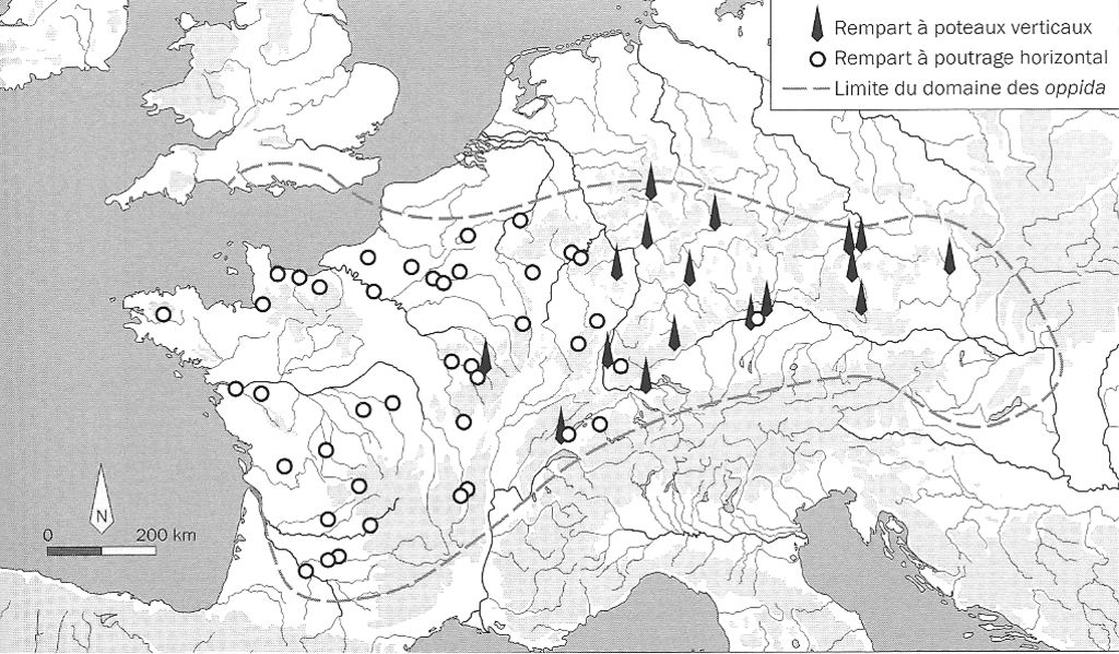 Fig. 34: Carte de répartition des enceintes de type „Pfostenschlitzmauer“ et murus gallicus, indiquant la limite de la culture des oppida d’Europe centrale, emplacement du Rocher des Aures en rouge (d’après Fichtl 2005, 49)