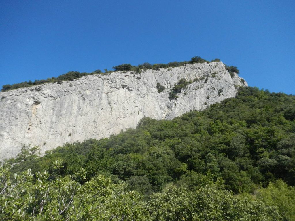 Fig. 04 : Vue du sommet du Rocher des Aures, avec la zone prospectée à son pied sud (photo: S. G. Schmid)