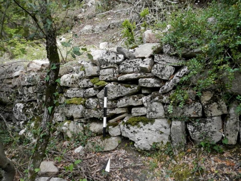 Fig. 17 : FT 10, mur de soutènement du chemin, au S des ST 33, 34, 35 ; vue S (photo : S. G. Schmid)