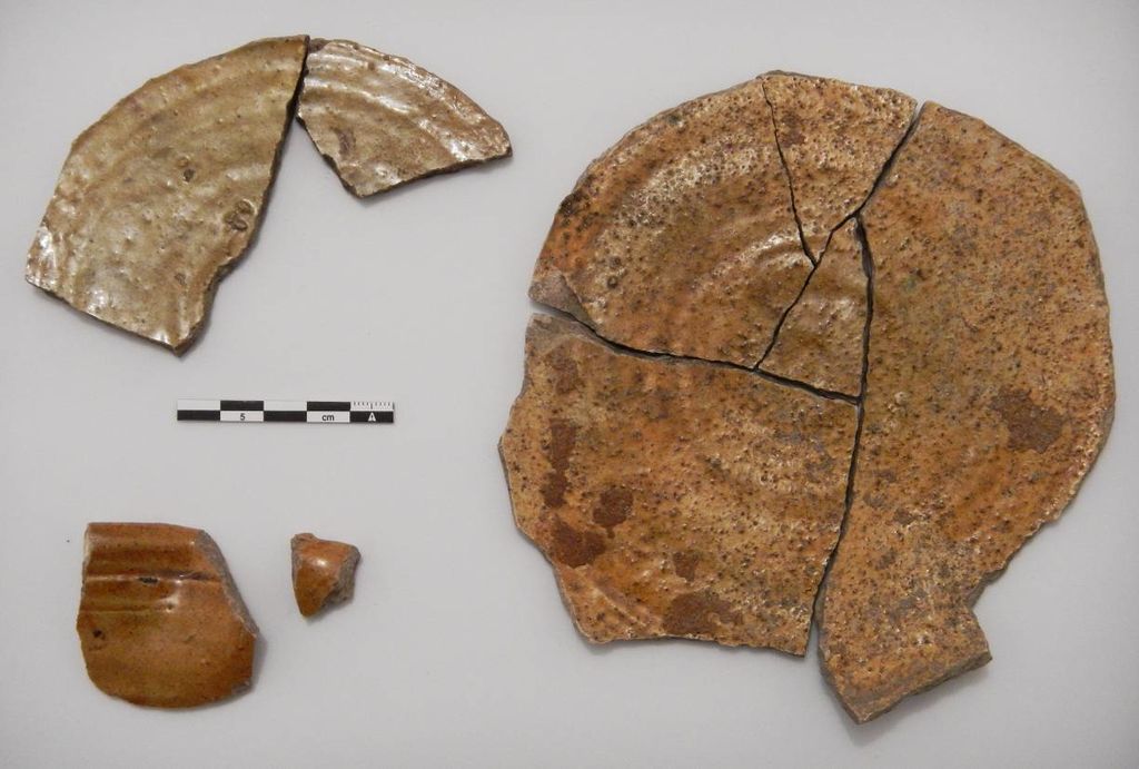 Fig. 25 : Fig. 25 : Céramiques glaçurées provenant de la FT 8 (photo : S. G. Schmid)