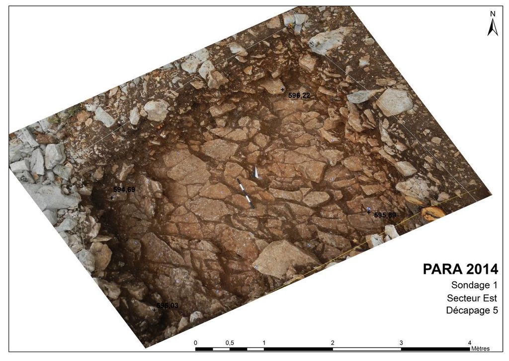 Fig. 11 : Photo-mosaïque du décapage 5 (état final) dans le secteur est du sondage 1 (photo : S. G. Schmid / W. Kennedy)