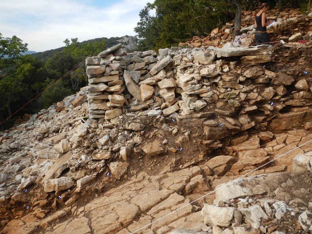 Fig. 14 : Vu du côté sud sur le mur coupé avec la « tour » qui s’appuie contre le mur (photo : S. G. Schmid)