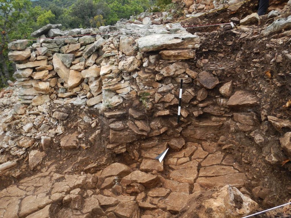 Fig. 18 : Vue sur la coupe du mur avec le mur, la « tour » et le débris à l’intérieur de la « tour » (photo : S. G. Schmid)