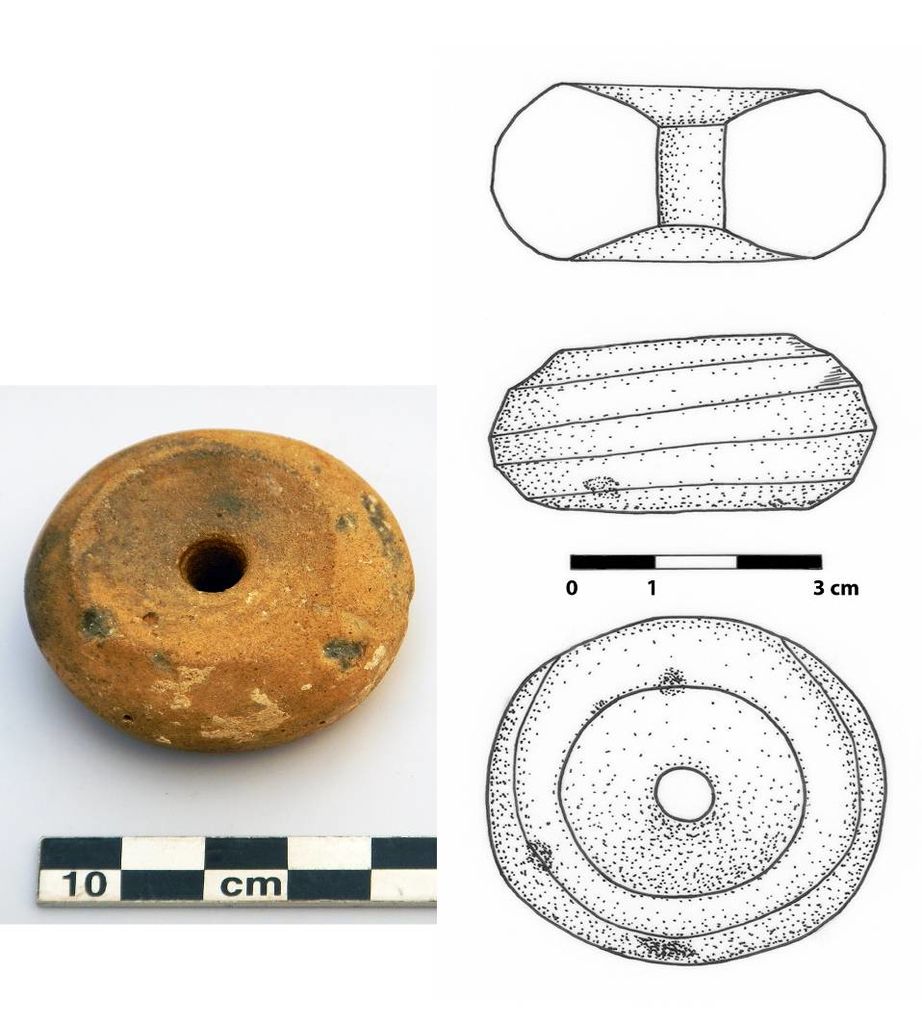 Fig. 29 : fusaïole en céramique de l’UF 31 (photo et dessin : S. G. Schmid)