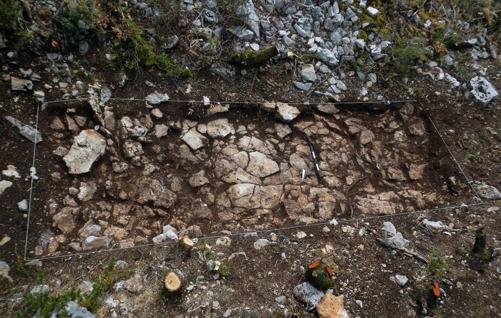 Fig. 49 : Vue du côté nord sur le sondage 2 avec replat pour l’implantation du mur (photo : S. G. Schmid)